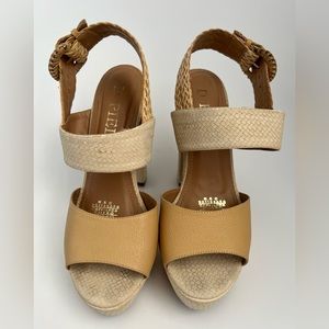 Pretty two tones platform sandals!